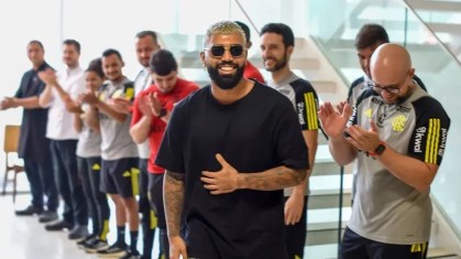 Gabigol foi recebido no Ninho do Urubu sob aplausos