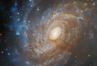 Telescópio Hubble encontra galáxia encoberta por nuvem cósmica