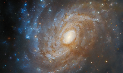 Telescópio Hubble encontra galáxia encoberta por nuvem cósmica