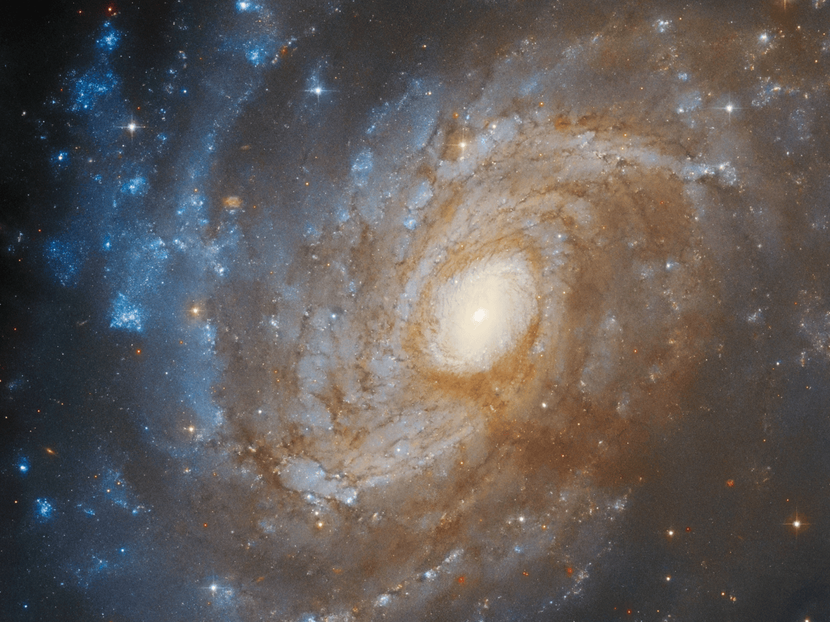 Telescópio Hubble encontra galáxia encoberta por nuvem cósmica