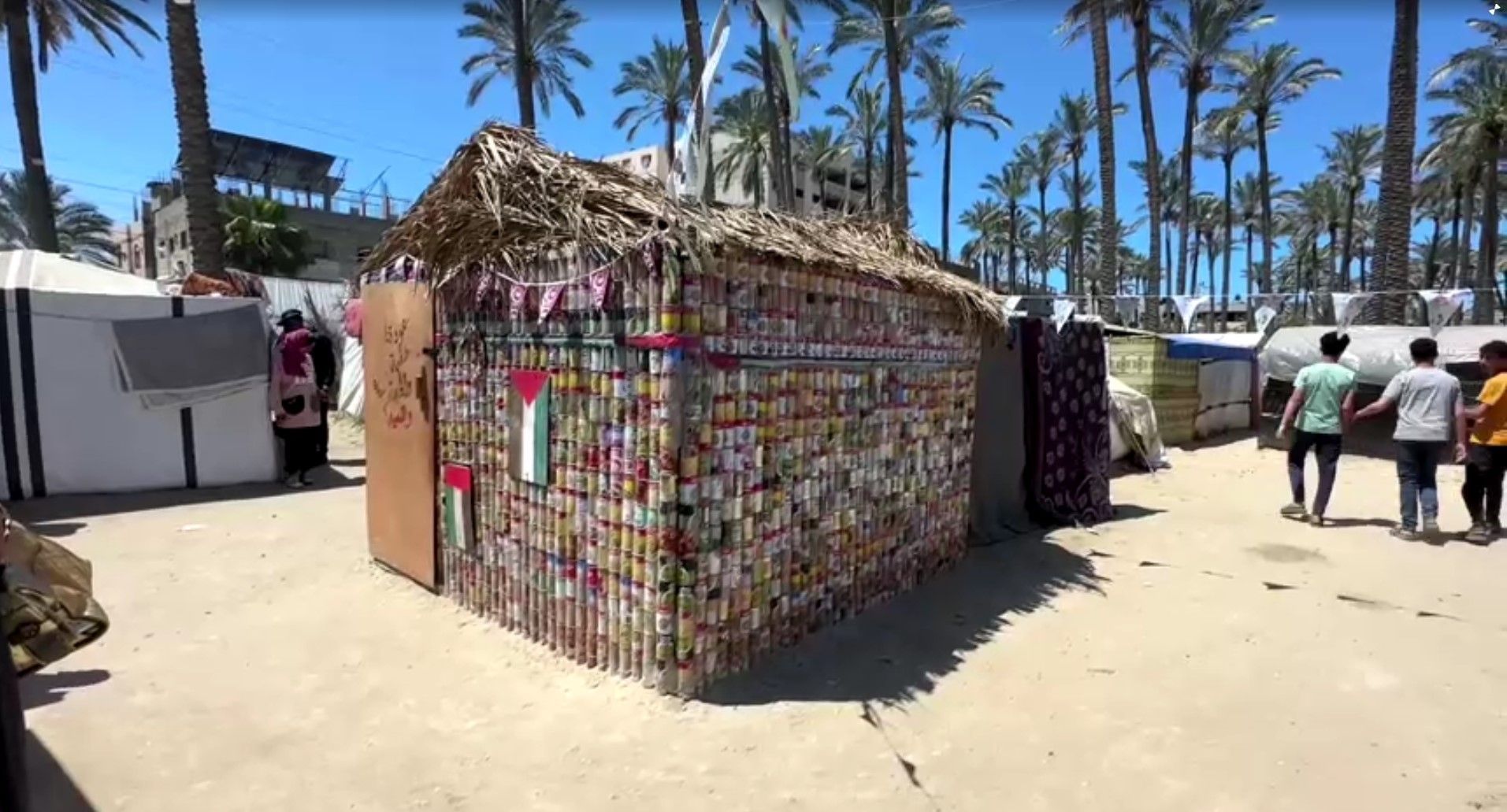 Palestinos montam tenda com latas de comida vazias para retratar vida na guerra