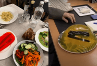 Ator de "The Office" recebe talheres dentro da gelatina em referência à série