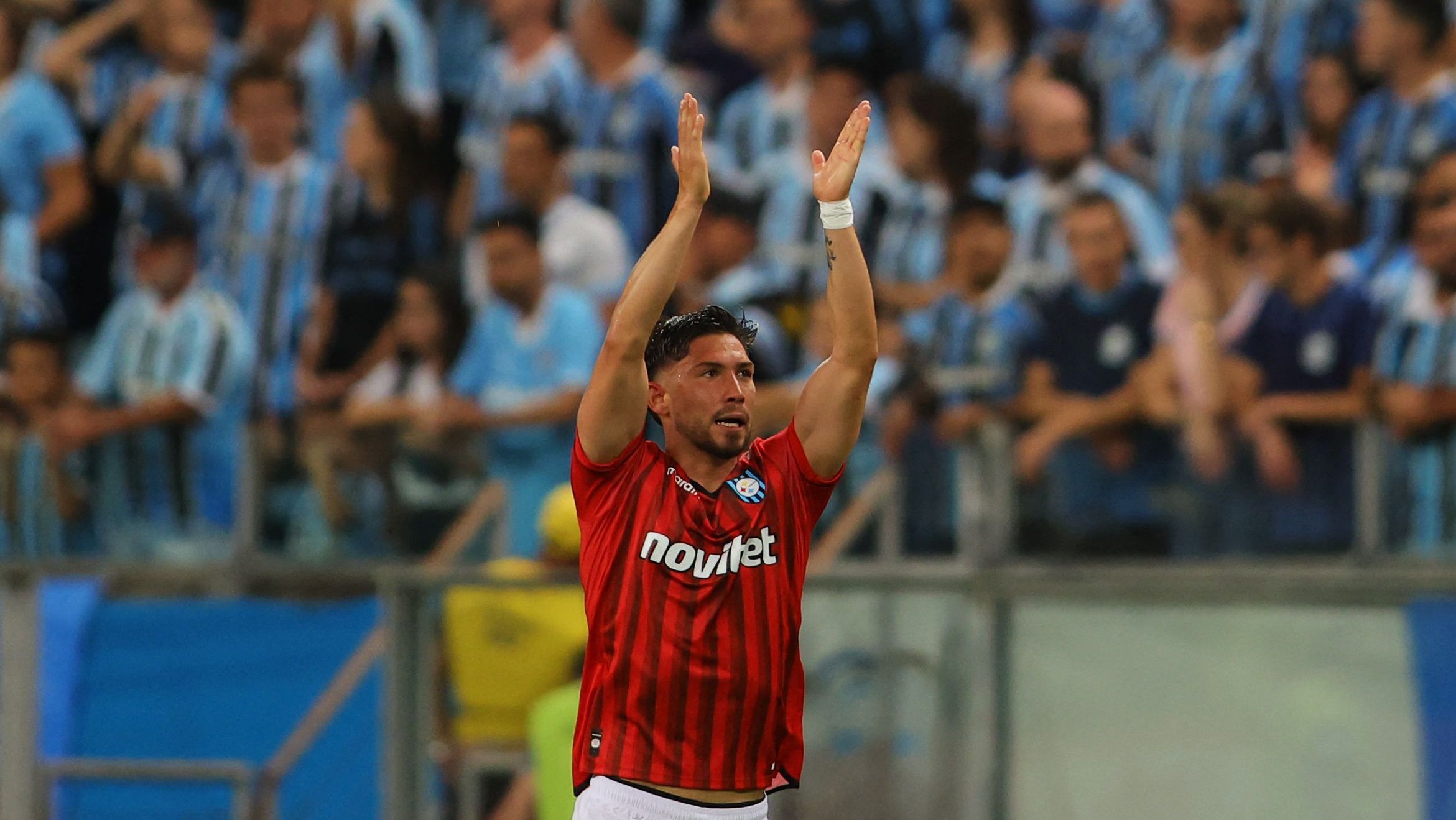 Loyola comemora o primeiro gol do Huachipato na Arena do Grêmio