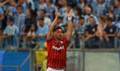 Loyola comemora o primeiro gol do Huachipato na Arena do Grêmio