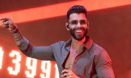 Cantor Gusttavo Lima sorrindo durante um de seus shows