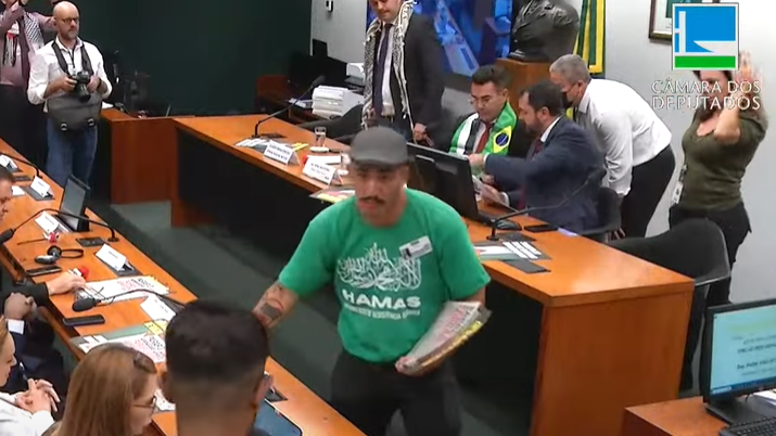Homem vestindo camisa do grupo radical islâmico Hamas durante audiência pública na Câmara dos Deputados sobre crise humanitária na Faixa de Gaza