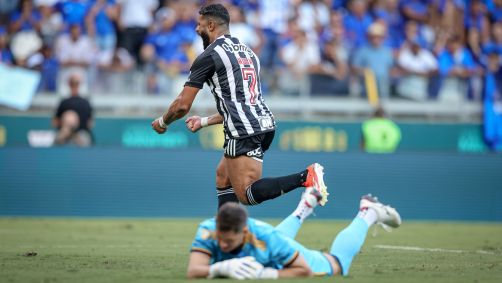 Hulk comemora o gol da virada do Atlético-MG sobre o Cruzeiro no Mineirão