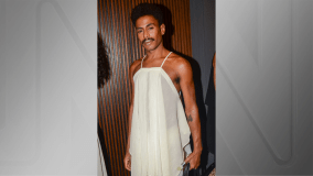 Icaro Silva posa antes de desfilar pela Maurício Duarte no SPFW neste sábado (13)