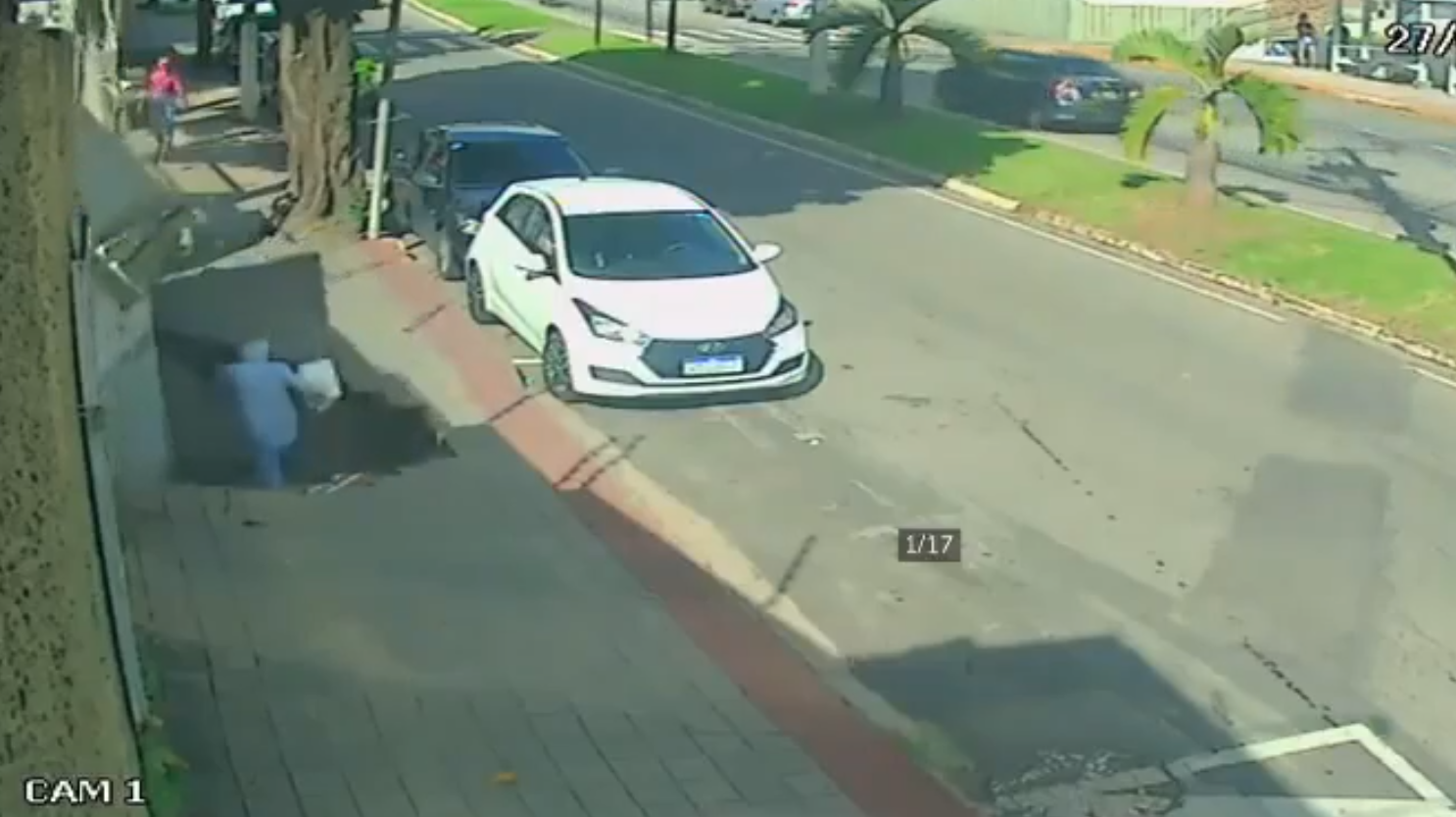 Pedestre é engolido por cratera no Espírito Santo
