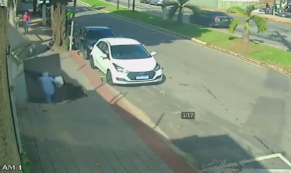 Pedestre é engolido por cratera no Espírito Santo