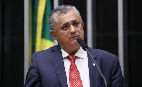 O deputado federal José Guimarães (PT-CE), líder do governo na Câmara, em discurso no plenário