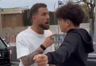 Jogador do Barcelona desce do carro e discute com adolescente; veja o vídeo