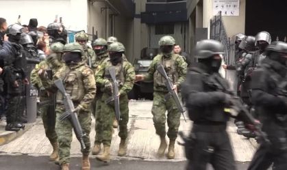 Equador: ex-vice-presidente é escoltado após prisão em embaixada mexicana