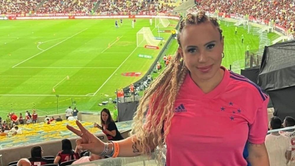 Ione Nazário, irmã mais velha de Ronaldo, com a camisa do Cruzeiro