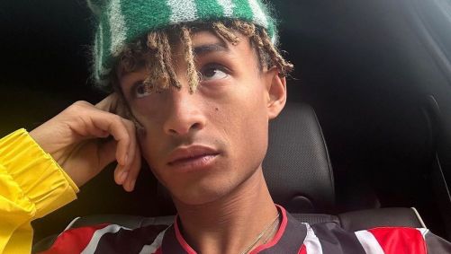O cantor e ator Jaden Smith com a camisa do São Paulo
