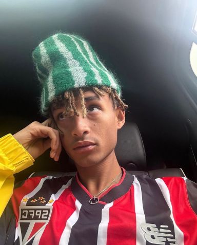 O cantor e ator Jaden Smith com a camisa do São Paulo / Reprodução/Instagram Jaden Smith