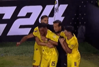 Jogador do Peñarol é atingido na cabeça por objeto em jogo da Libertadores; veja