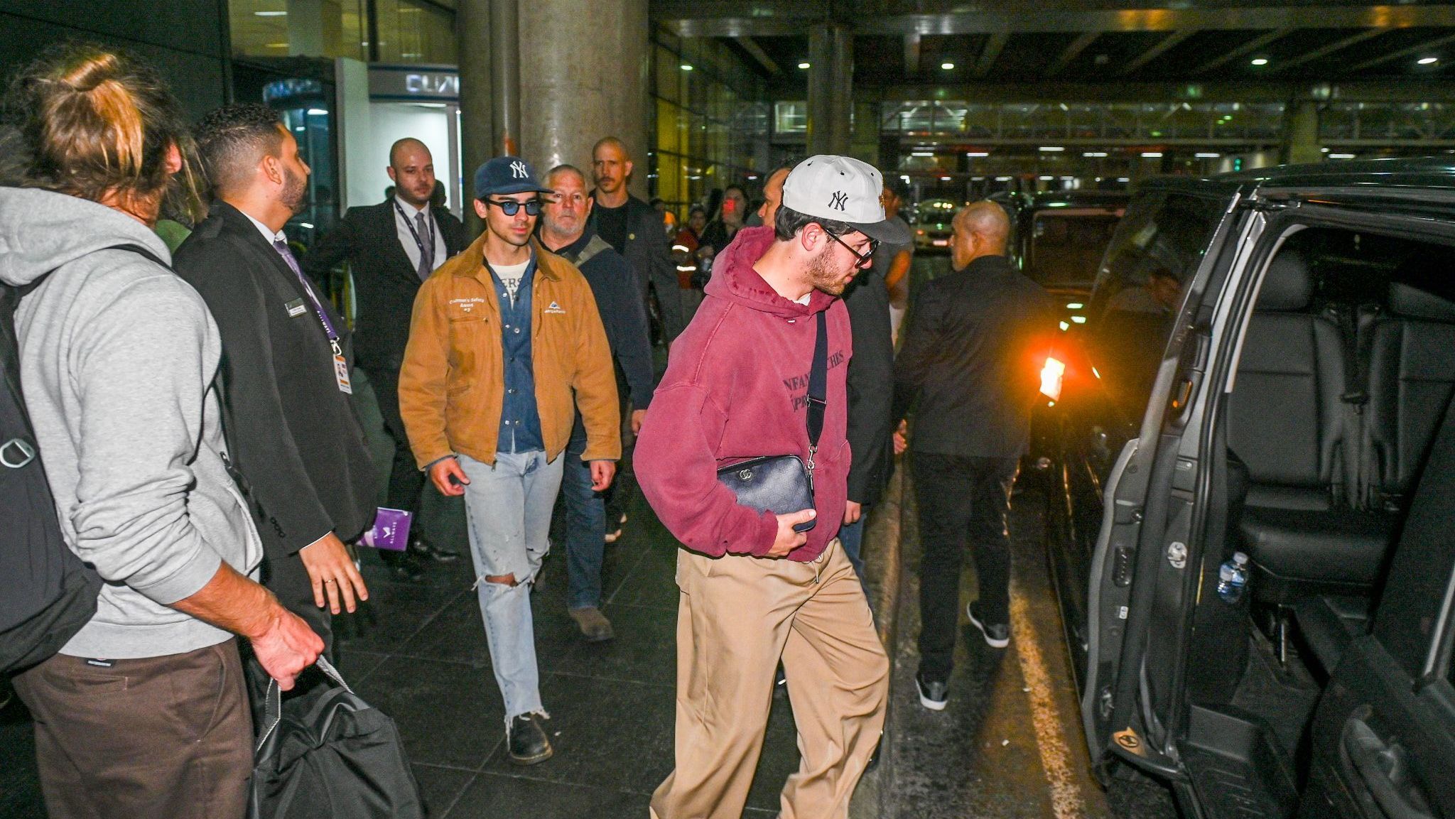 Nick e Joe Jonas desembarcaram no Aeroporto Internacional de Guarulhos