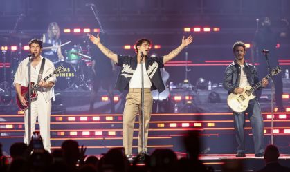 Joe Jonas posa com Jonas Brothers ao som de música brasileira