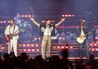 Joe Jonas posa com Jonas Brothers ao som de música brasileira