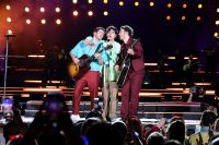 Jonas Brothers lançam turnê de 20 anos e brasileiros cobram shows