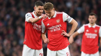 Jorginho e Odegaard em partida do Arsenal