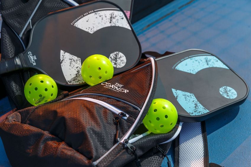 Bola e raquetes de pickleball. Foto: The Corner Sports & Health