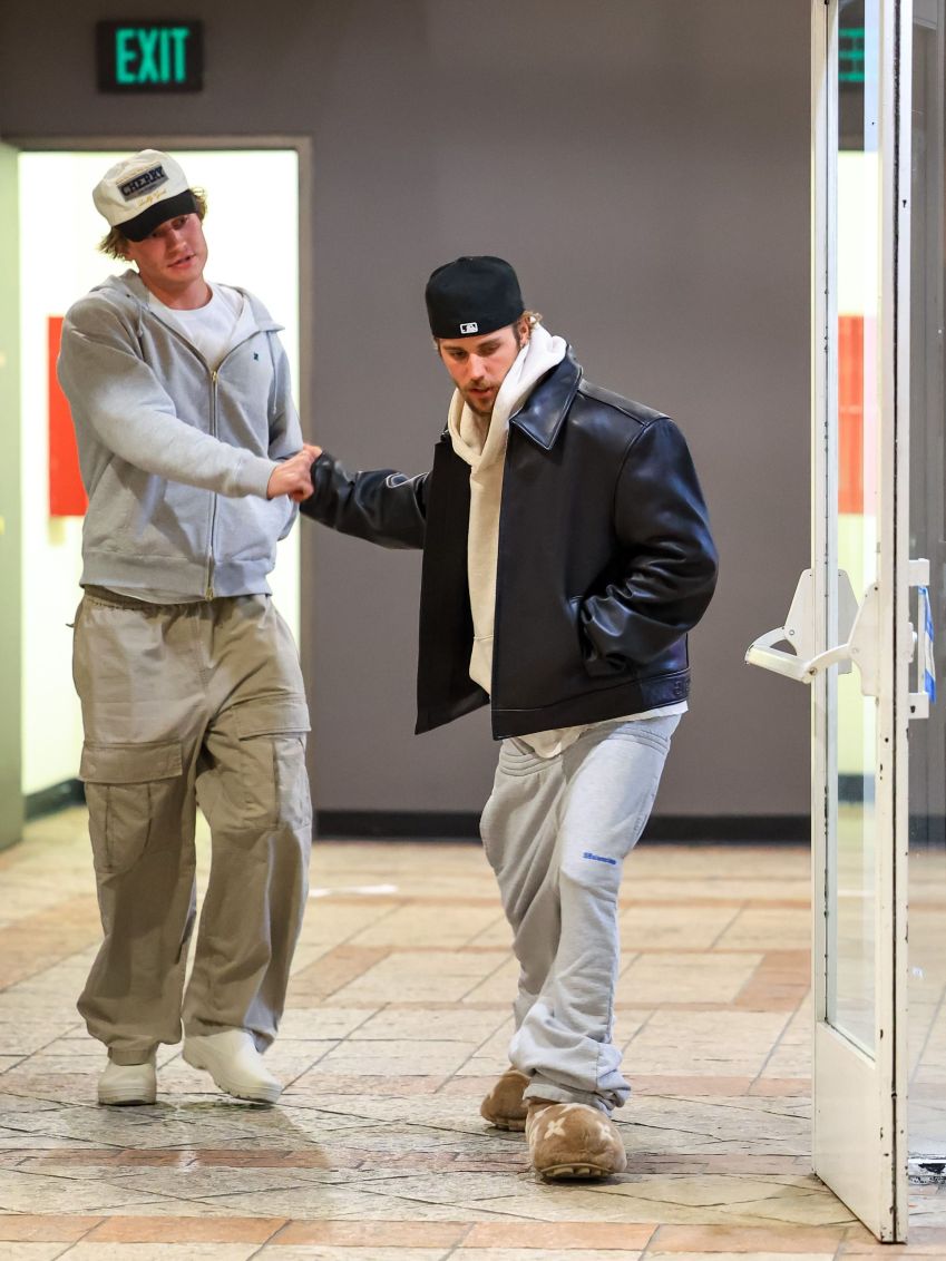 Justin Bieber elege pantufas para passeio com o amigo / The Hollywood Curtain/Bauer-Griffin/GC Images