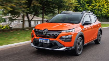 Crossover urbano Renault Kardian é visto na cor laranja em rodovia