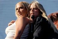 Coachella: Kesha faz participação surpresa no show de Reneé Rapp