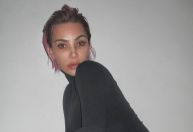 Kim Kardashian muda de visual e surge com cabelo curto e rosa