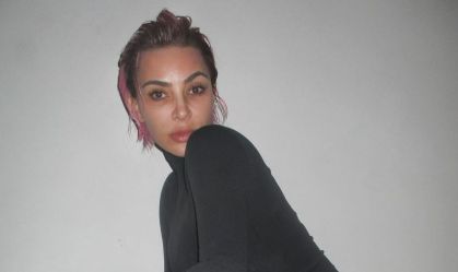 Kim Kardashian compartilha novo visual nas redes sociais