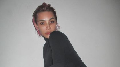 Kim Kardashian compartilha novo visual nas redes sociais