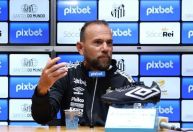 Acusado de assédio por jogadoras, técnico pede para ser afastado do Santos