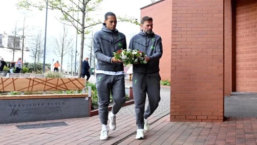 Van Dijk e Klopp levaram flores ao memorial de Hillsborough