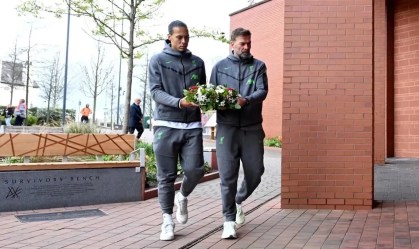 Van Dijk e Klopp levaram flores ao memorial de Hillsborough
