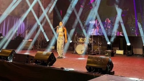 Larissa Manoela ensaia show para festa da pequena Lua
