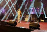 Larissa Manoela ensaia para show do aniversário de Lua, filha de Viih Tube