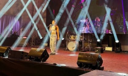 Larissa Manoela ensaia show para festa da pequena Lua