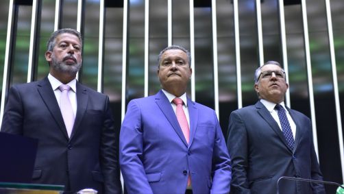 Presidente da Câmara dos Deputados, Arthur Lira (PP-AL) e ministros-chefes da Casa Civil e da Secretaria de Relações Institucionais, respectivamente Rui Costa e Alexandre Padilha, em sessão conjunta