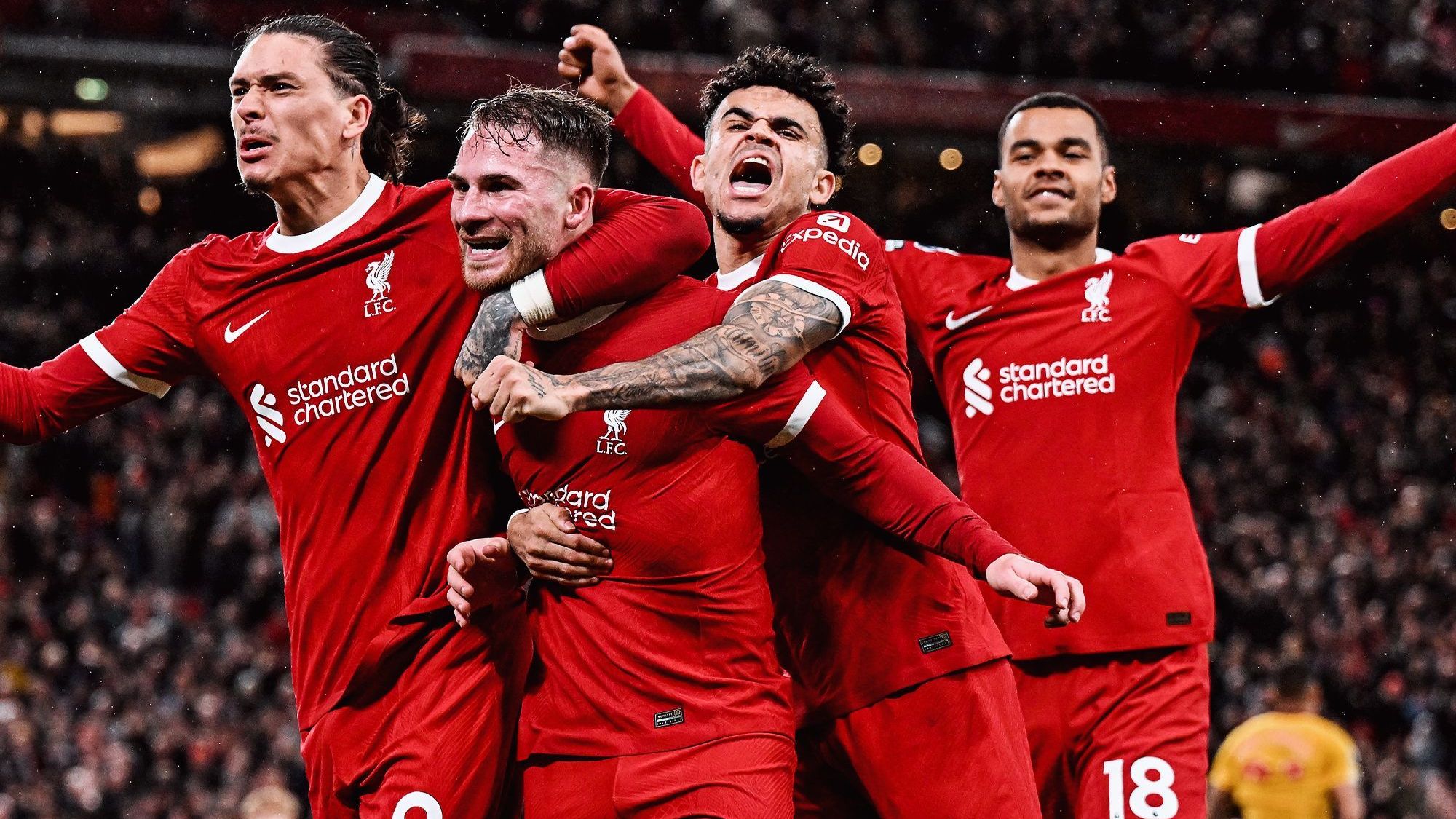Jogadores do Liverpool comemoram com Mac Allister o segundo gol do time