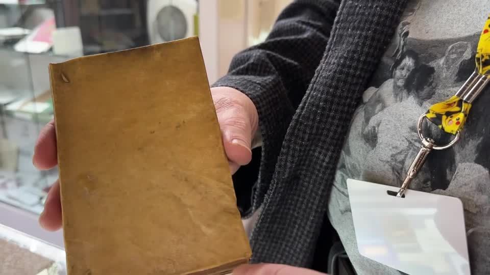 Um livro encadernado em pele humana é exibido em uma feira de livros de Nova York