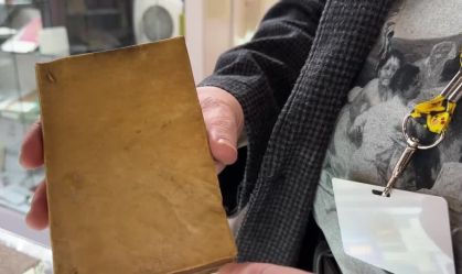 Um livro encadernado em pele humana é exibido em uma feira de livros de Nova York