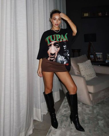 Camiseta oversized estampada combinando com shorts ou saia / Reprodução/Julia Rodrigues/Instagram