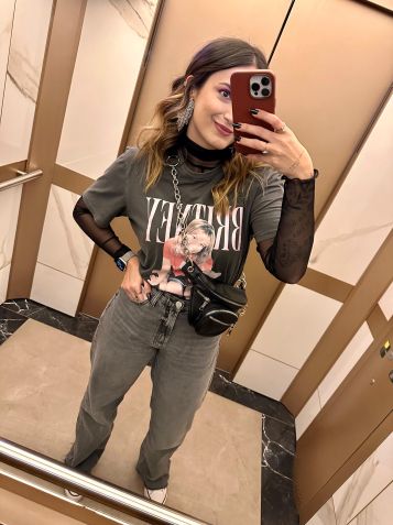 Blusinha de tule por baixo da camiseta é dica para o outono / Mari Palma