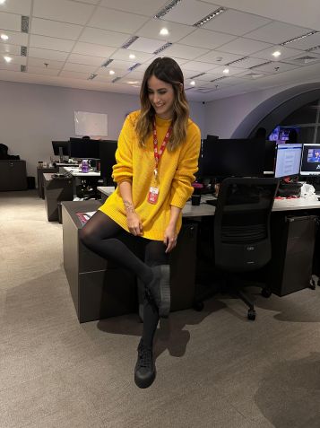 Tricô como vestido e meia calça fazem look quentinho e confortável / Mari Palma