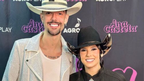 Cantor Luan Pereira ao lado da cantora Ana Castela nos bastidores do ExpoLondrina