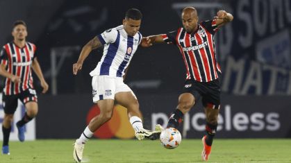 Lucas em partida contra o Talleres na Libertadores