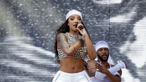 Ludmilla cantou novamente no Coachella neste domingo (21) e foi acusada de intolerância religiosa após exibir mensagem sobre Jesus e Tranca Rua no telão