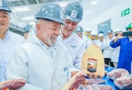 Lula acompanha 1º envio de carne para China em fábrica da JBS e elogia irmãos Batista: 